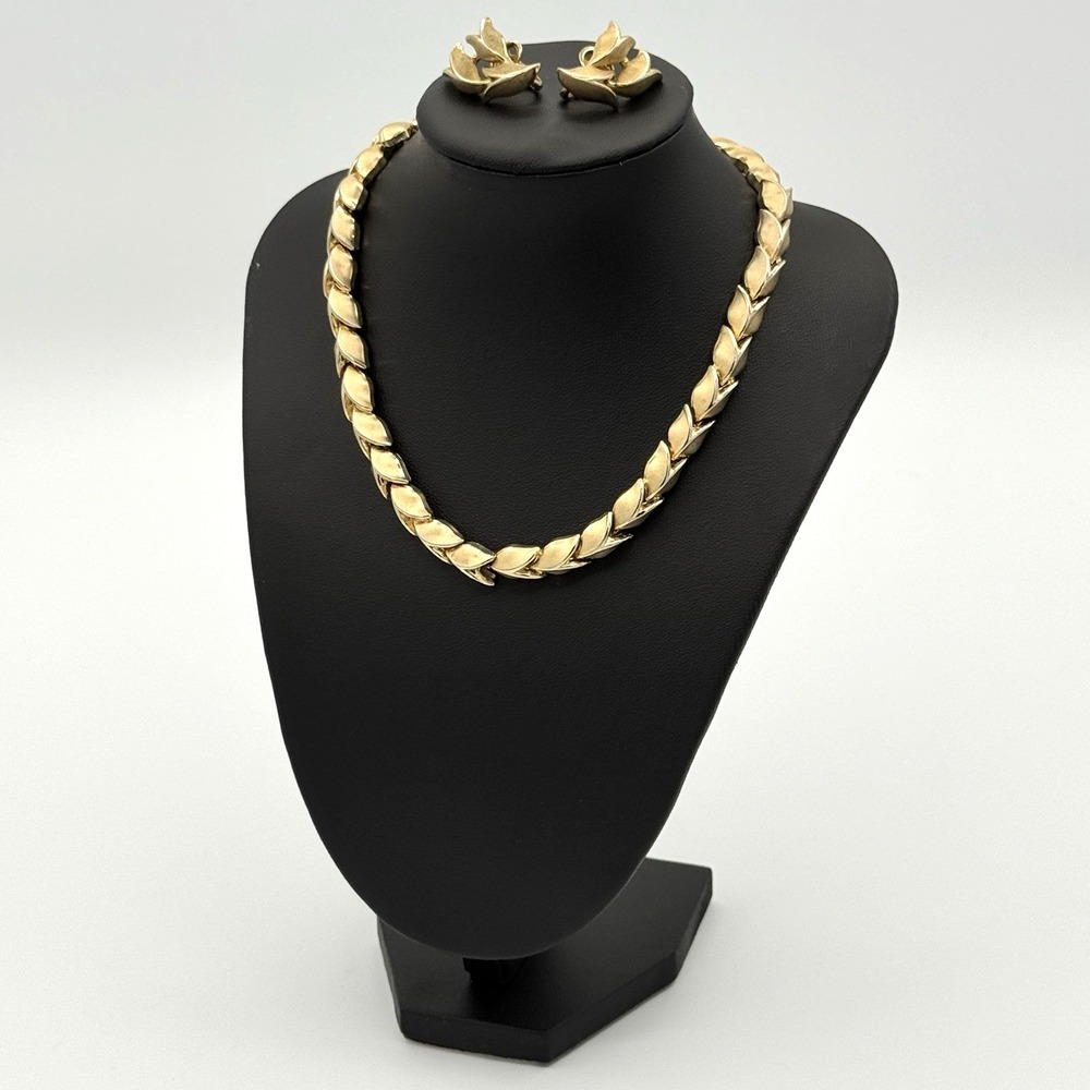 Vintage Trifari Gold Tone Choker leaf Necklace Clip Earrings Set‎ Signed